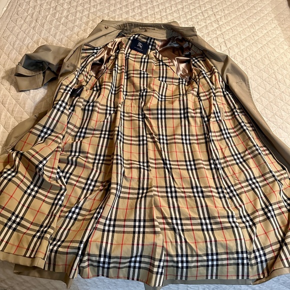 BURBERRY | Double-Breasted Trench Coat with Removable Liner - Picture 8 of 12